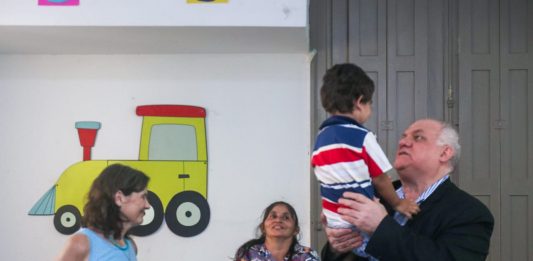 Casa Cuna: Masso recorrió las instalaciones y dialogó con los agentes de cuidado