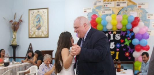 El ministro Masso acompañó a una adolescente en el festejo de sus 15 años