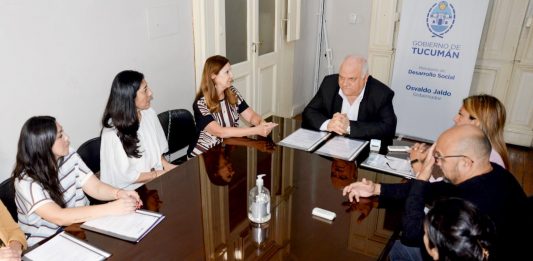 El Ministerio de Desarrollo Social y la Facultad de Artes de la UNT firman un acuerdo para fortalecer la prevención y asistencia en adicciones