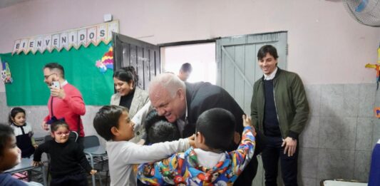 Nutrición para el aprendizaje: Masso supervisó el servicio alimentario que asiste a más de 800 alumnos en la capital