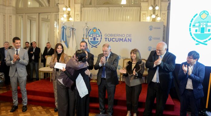 Se realizó una nueva entrega de herramientas y microcréditos para emprendedores tucumanos