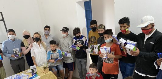 Entrega de tablets para jóvenes de los hogares Belgrano y Goretti