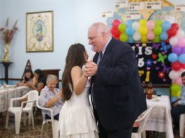 El ministro Masso acompañó a una adolescente en el festejo de sus 15 años