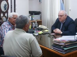 El ministro Federico Masso recibió a Pedro Frías el zapatero que se le incendió el taller en Lules