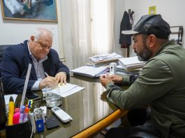 El ministro Masso recibió al ex futbolista Gustavo Ibáñez