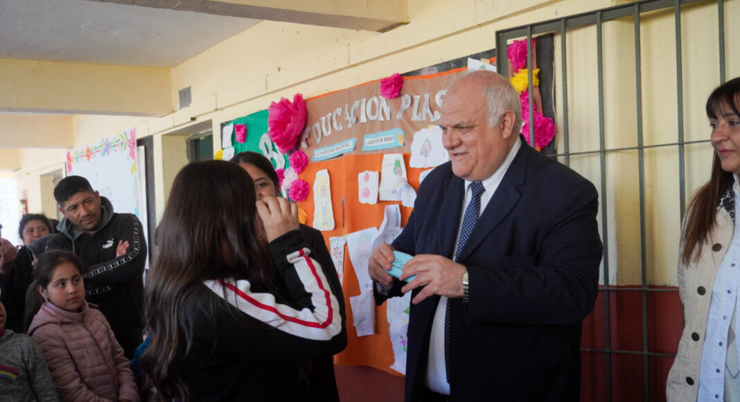 El Ministro participó de la entrega de anteojos a niños y niñas de la escuela Láinez