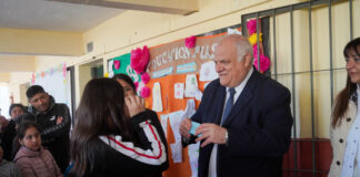 El Ministro participó de la entrega de anteojos a niños y niñas de la escuela Láinez