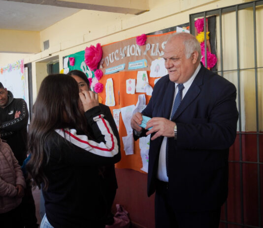 El Ministro participó de la entrega de anteojos a niños y niñas de la escuela Láinez