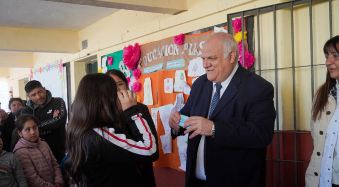 El Ministro participó de la entrega de anteojos a niños y niñas de la escuela Láinez
