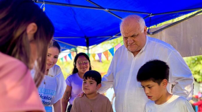 El Ministro junto a la Ludoteca Itinerante visitaron el barrio Autopista Sur
