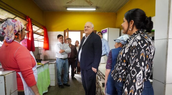 Masso visitó la Escuela Barrio Sutiaga, donde 530 alumnos reciben asistencia alimentaria diaria